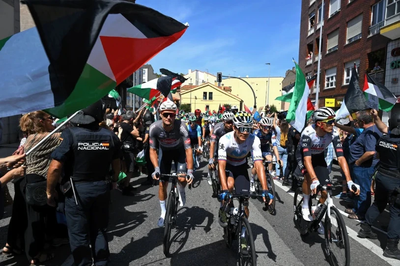 Israel Premier Techek izen aldaketa iragarri du, Vueltako protesten ostean