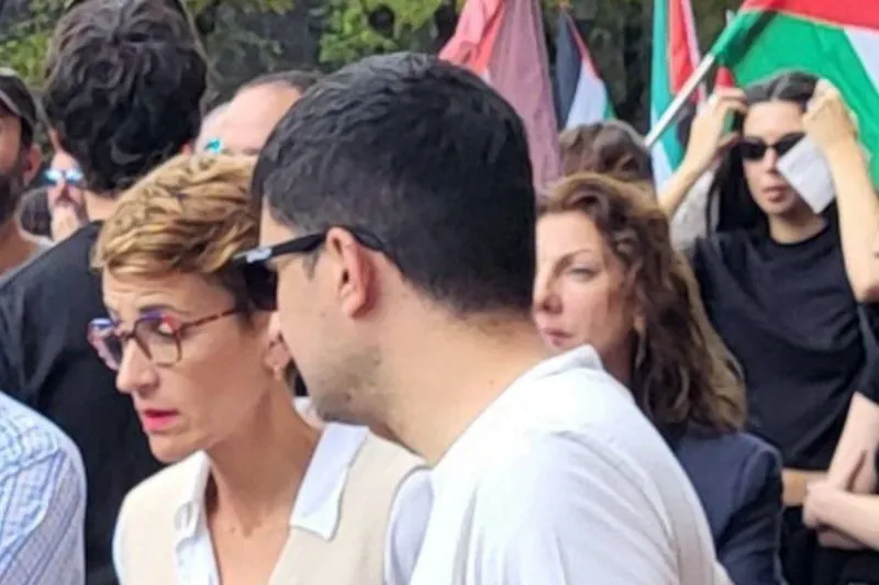 PSOE Israelekin duen konplizitatea eta ustelkeria estaltzen saiatzen ari da, Palestinaren aldeko manifestazioetan parte hartuz