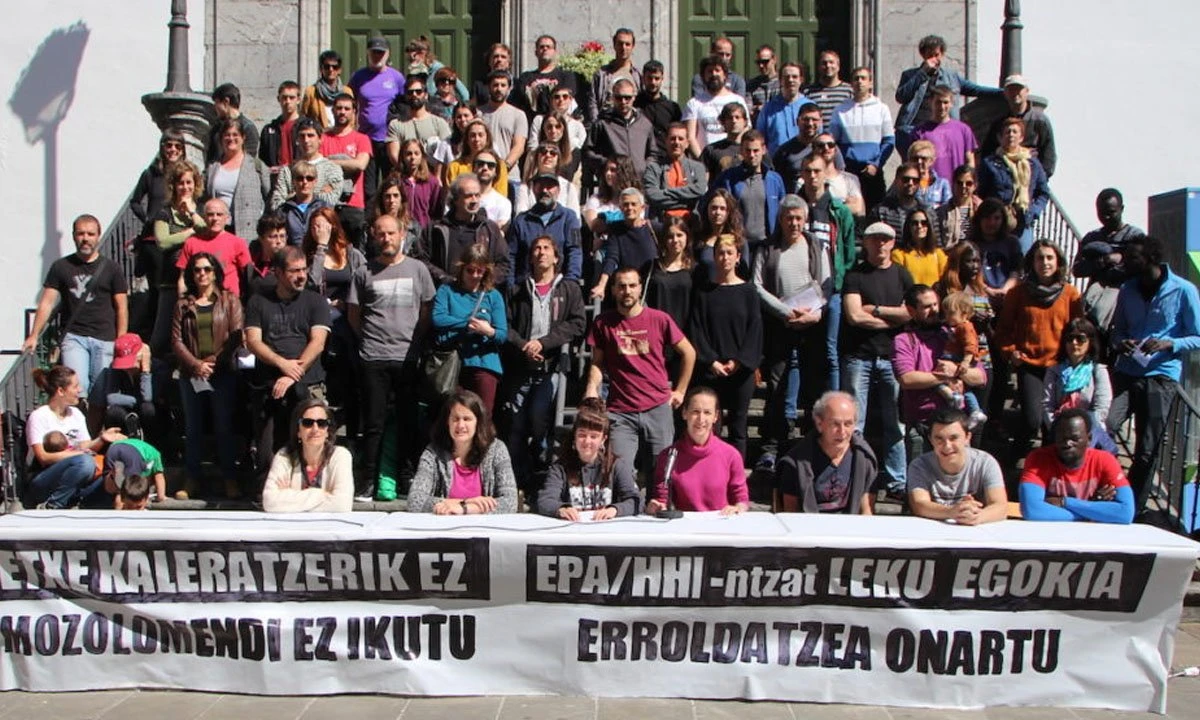 Mozolomendiko etxebizitza okupatuen proiektua babestu dute Lekeitioko hamar eragilek