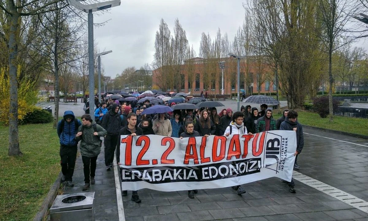 Ehunka lagun bildu dira gaur Gasteizen, 12.2 artikulua aldatzea exijitzeko