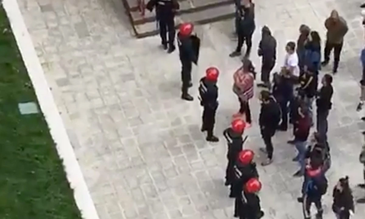 Galdakaoko Gaztetxea desalojatu eta hainbat kide identifikatu ditu Ertzaintzak