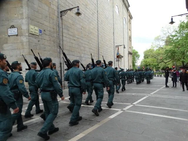 Guardia Zibilaren desfile armatua Iruñeko kaleetan
