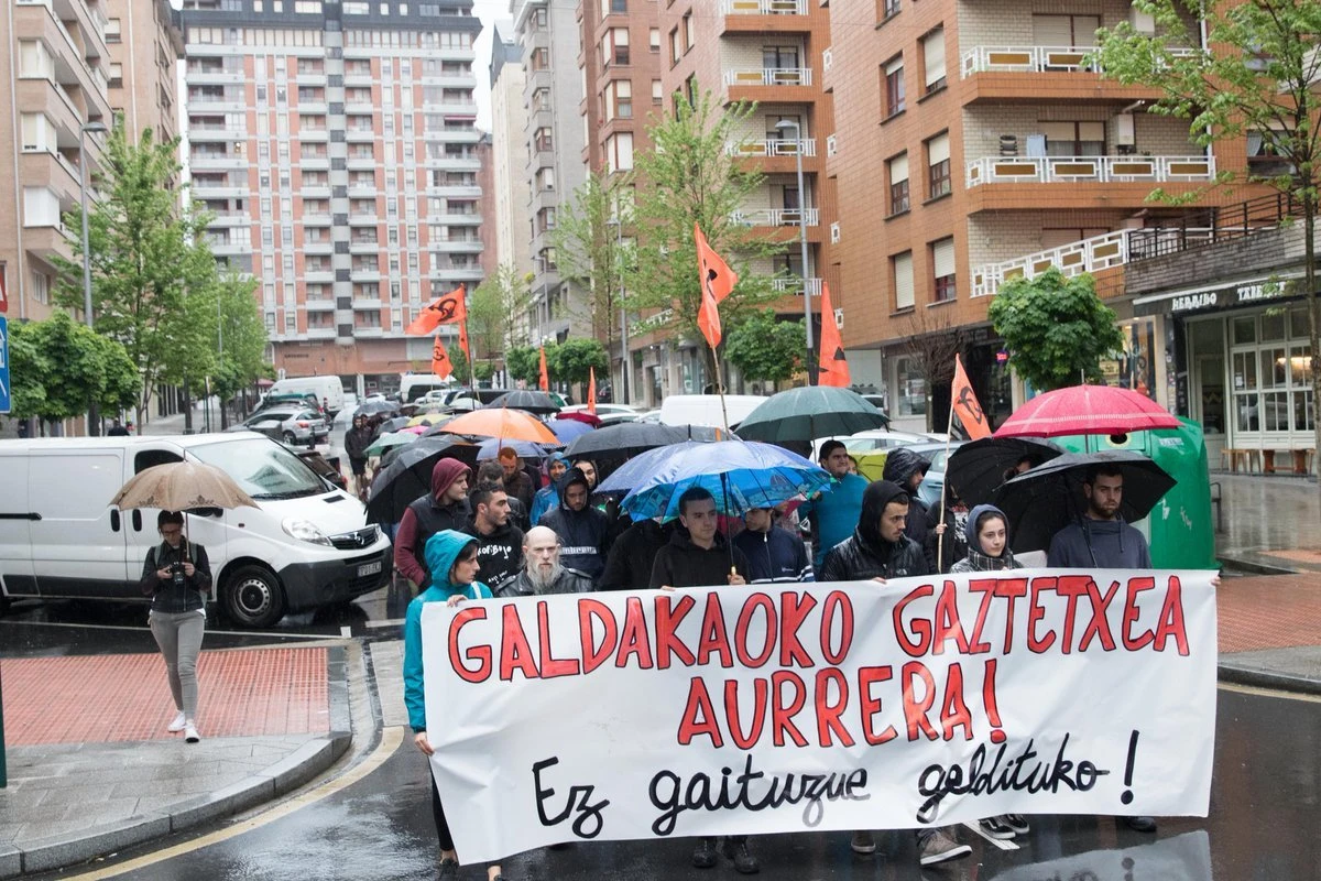 Dozenaka lagun eta gune autogestionatuen aldeko oihuak, Galdakaoko Gaztetxearen desalojoa salatzeko manifestazioan