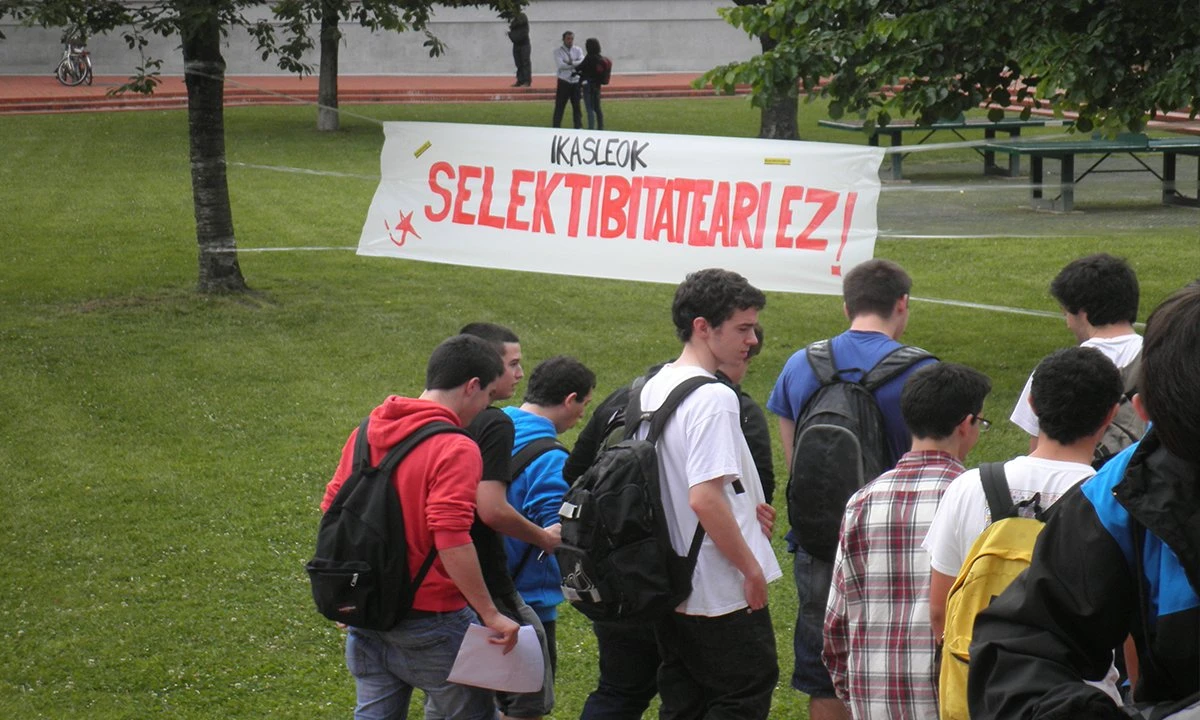 Selektibitateak &ldquo;ideologizazio burgeserako eta filtro sozialerako&rdquo; funtzioa betetzen duela salatu du IAk