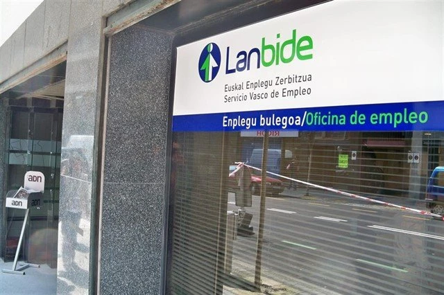 Lanbidek indarkeria matxista jasan duen emakume bati dirulaguntzak ukatu dizkiola salatu dute