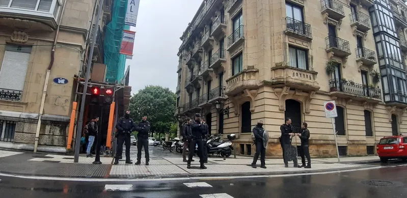 Hainbat pertsona atxilotu eta zauritu ditu Ertzaintzak Donostian, 45 gazte bizi diren etxe batean