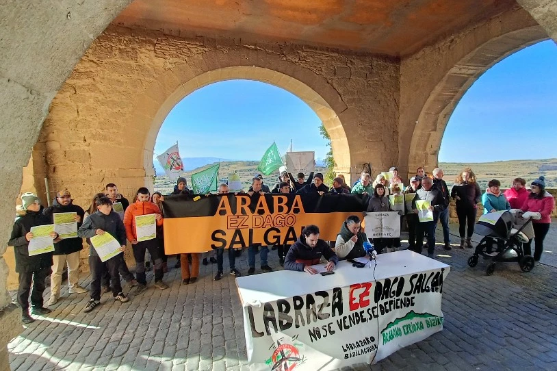 Labrazako zentral eolikoa berehala geldi dezatela exijitu dute berriz, ebazpen judizialaren esperoan