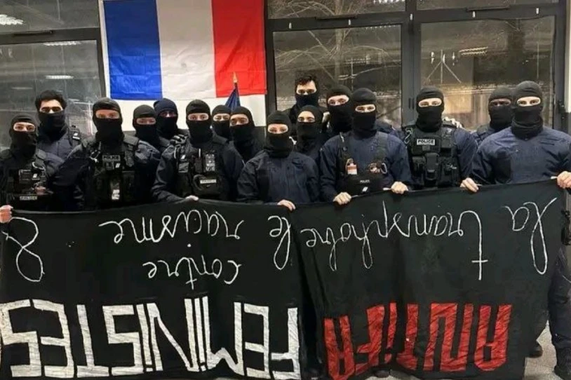 Frantziako polizia batzuek alderantzikatutako pankarta feminista bat erakutsi dute komisarian