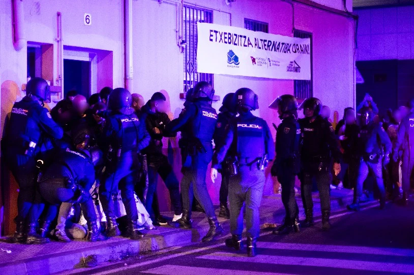 Burlatan, familia bat etxegabetu dute