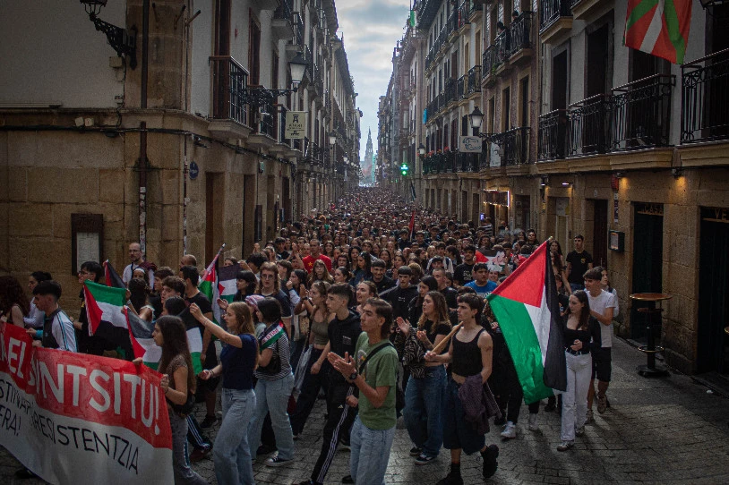 Milaka ikaslek berriz hartu dituzte kaleak, Israelen suntsipenaren alde