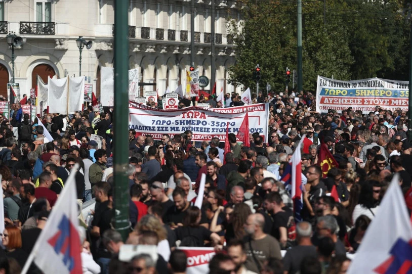 Greziak lanaldia 13 ordura luzatzeko erreforma antiproletarioa onartu du