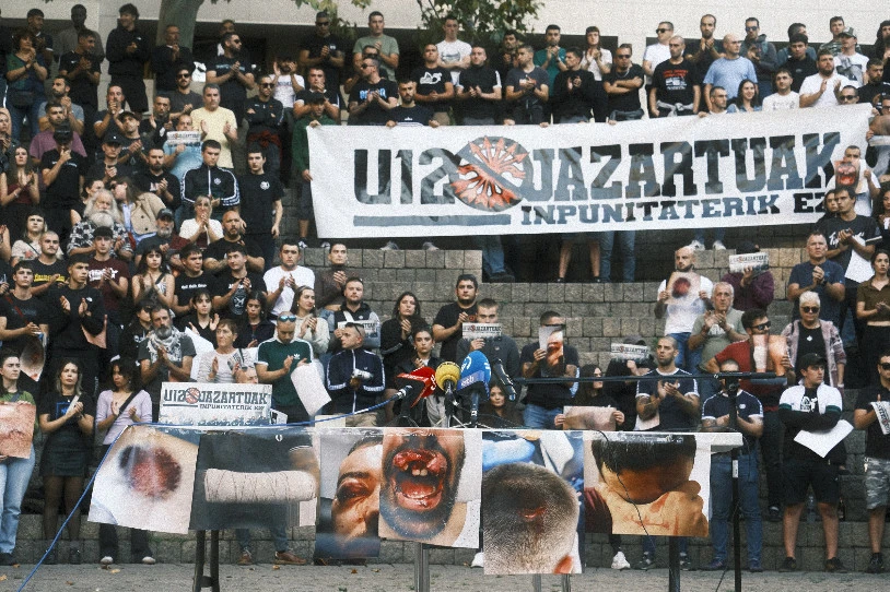 Gasteizen, Ertzaintzak urriaren 12an izandako jarrera bortitza salatu du jende andanak