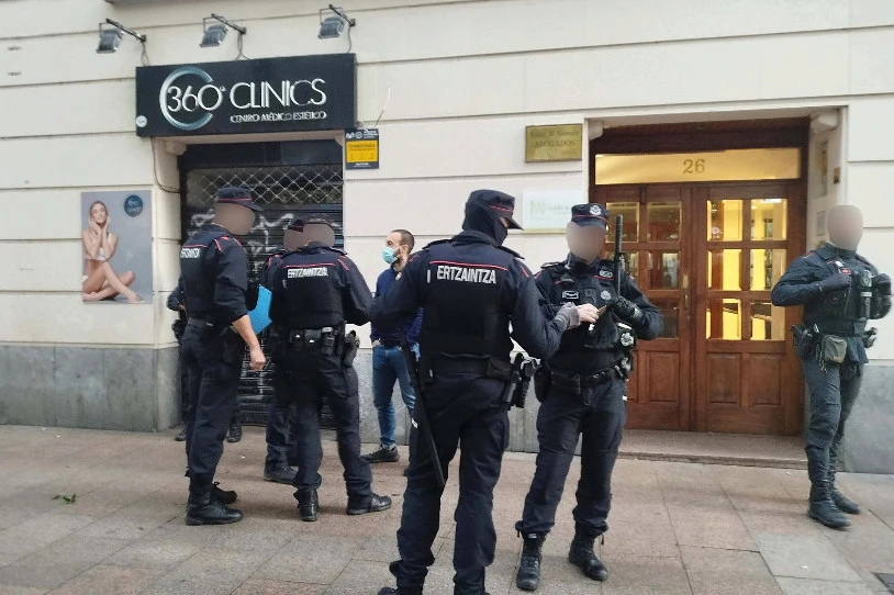 Ertzaintzak Gasteizen zauritutako pertsona bati esan dio ikertua izaten ari dela