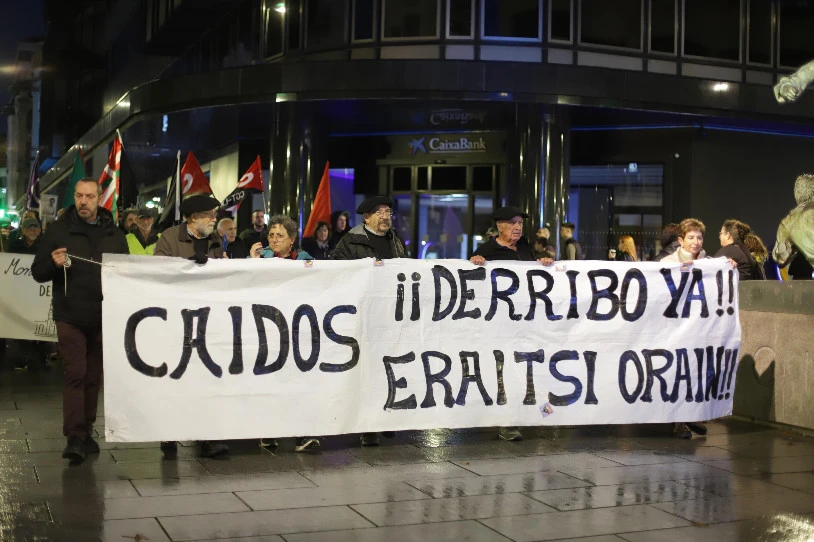 Iruñean, milaka lagunek eskatu dute berriz Erorien Monumentua bota dezatela