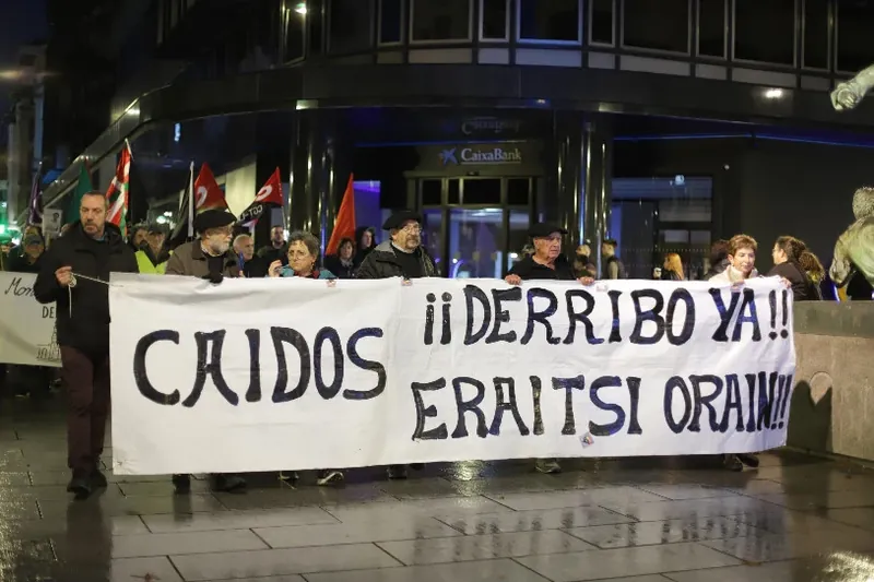Iruñean, milaka lagunek eskatu dute berriz Erorien Monumentua bota dezatela