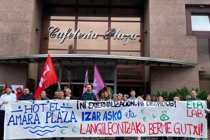 Kaleratzeak eta azpikontratazioa salatu dituzte Amara Plazako langileek