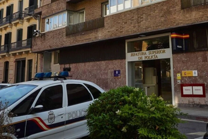 Isiltasuna, bi aste igaro direnean Iruñeko komisaria batean arma bat eta plaka bat lapurtu zituztenetik