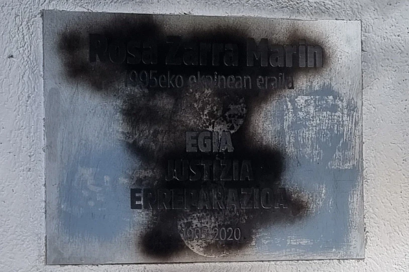 Rosa Zarra oroitzeko plakari eraso diote Donostian