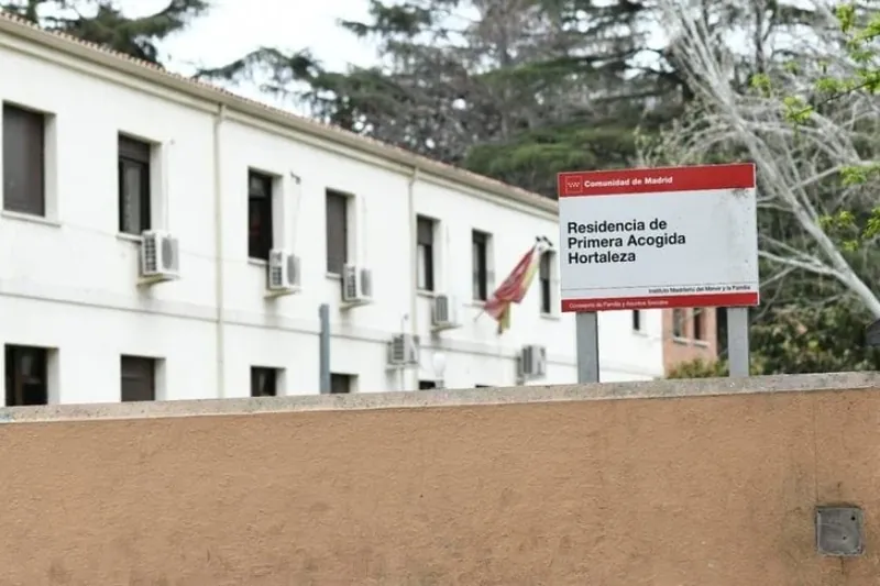 Hainbat ezezagunek gasarekin eraso diete adingabe migratzaile batzuei, Hortalezako harrera-zentroaren aurrean