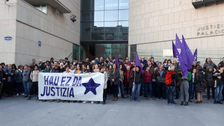 Sara Majarenas eta haren alabaren erasotzailea libre utzi du Valentziako Auzitegiak