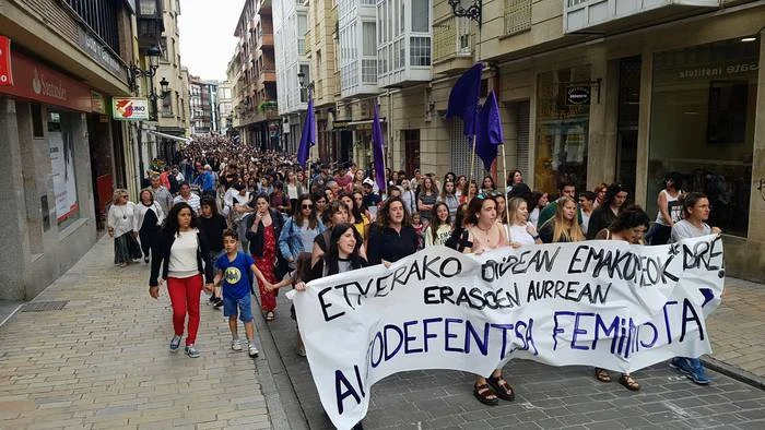 Mugimendu feministak deituta ehunka lagun kalera atera dira Zumaian eraso sexisten aurka