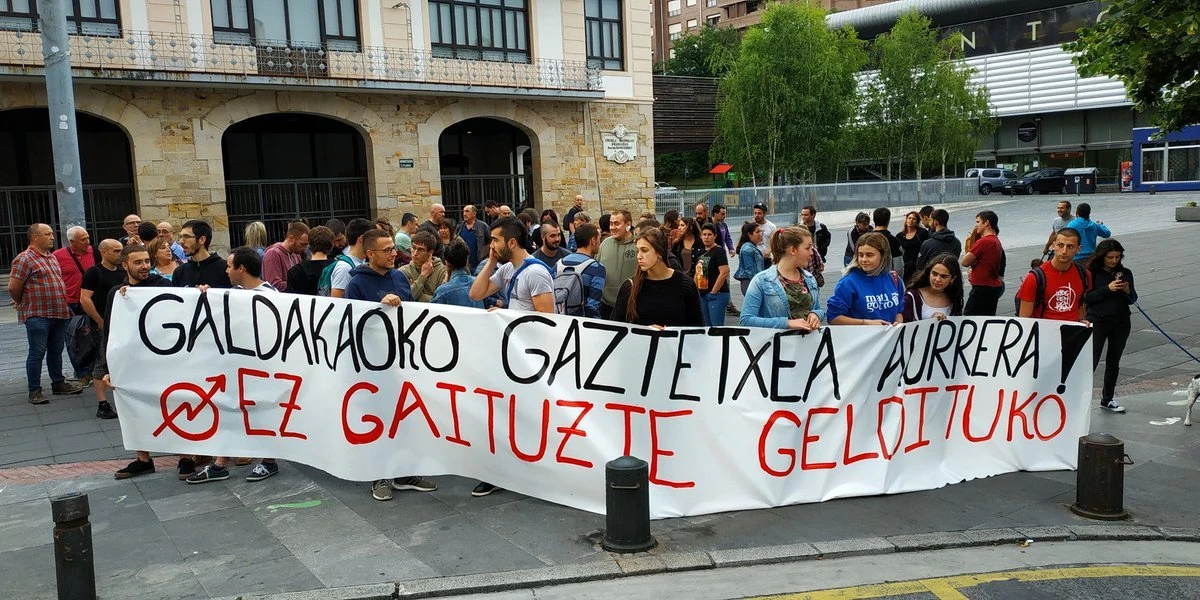 Bertan behera geratu da Galdakaoko Gaztetxeko kideen aurkako gaurko epaiketa