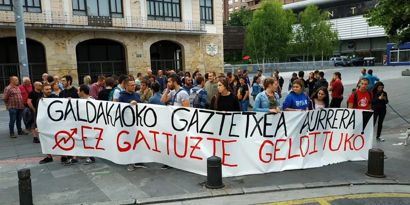 Bertan behera geratu da Galdakaoko Gaztetxeko kideen aurkako gaurko epaiketa