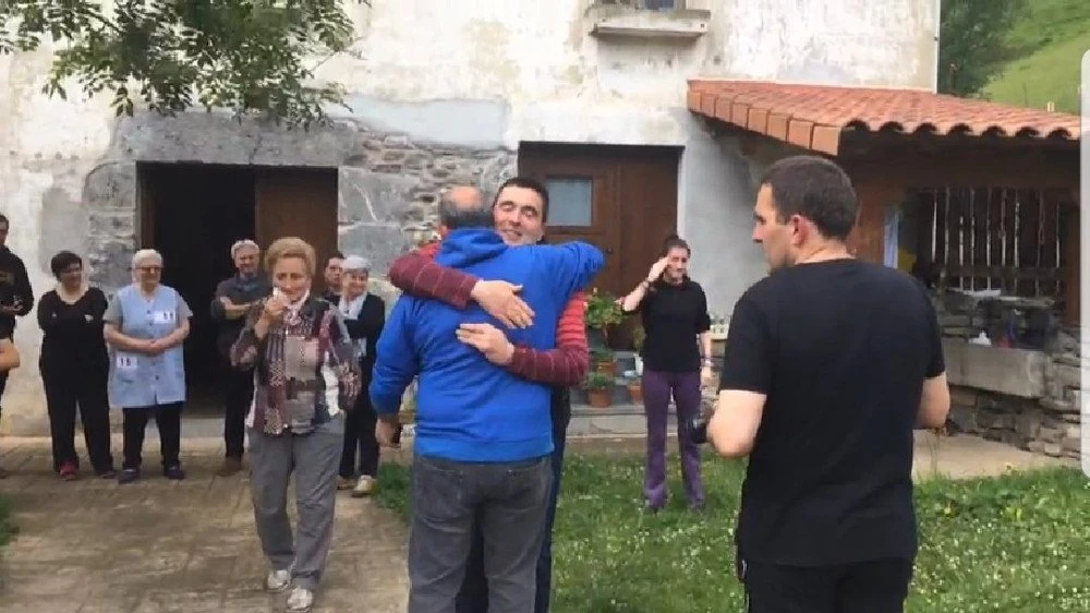 Aitor Esnaola presoaren eskubideak urratu zituen Eusko Jaurlaritzak bere aitaren hiletan
