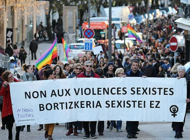 Gizon batek emaztea erail du Bardozen, eta ondoren bere buruaz beste egin du
