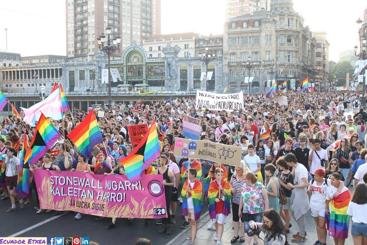 Stonewalleko matxinada gogoratu dute, sektore marginalizatuak moral burgesaren aurka altxatu zirenekoa