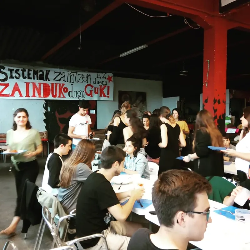 Zarautzen atzo egin zuten aurreneko Jantoki Soziala, 'Toldotik at! Elkartasun Udara' dinamikaren barruan