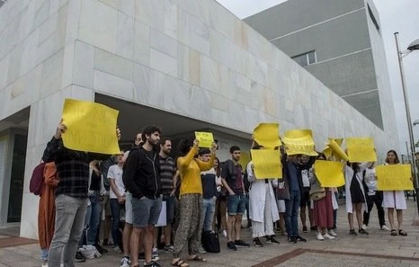 EHUko Bilboko ikertzaileek protesta egin dute, ez dizkietelako dagozkien soldatak ordaintzen