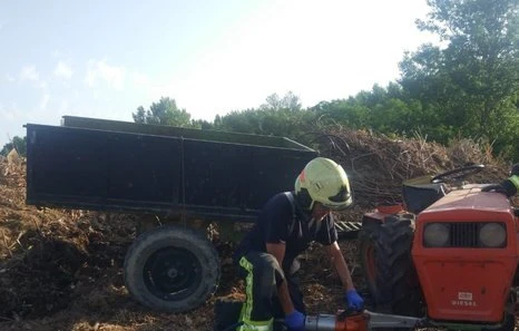 Langile bat eraila Irunberrin, traktore batek azpian hartuta