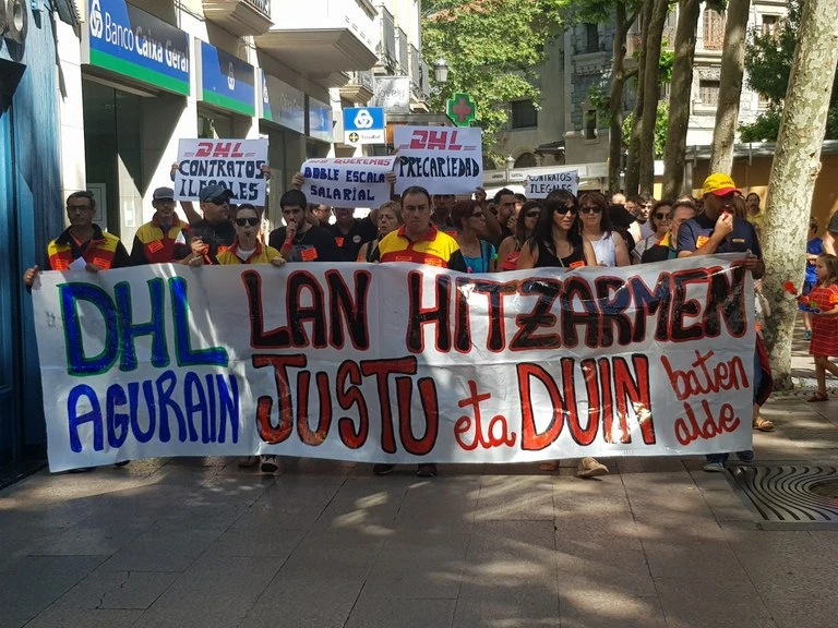 Aguraingo DHLko langileek manifestazioa egin dute Gasteizen