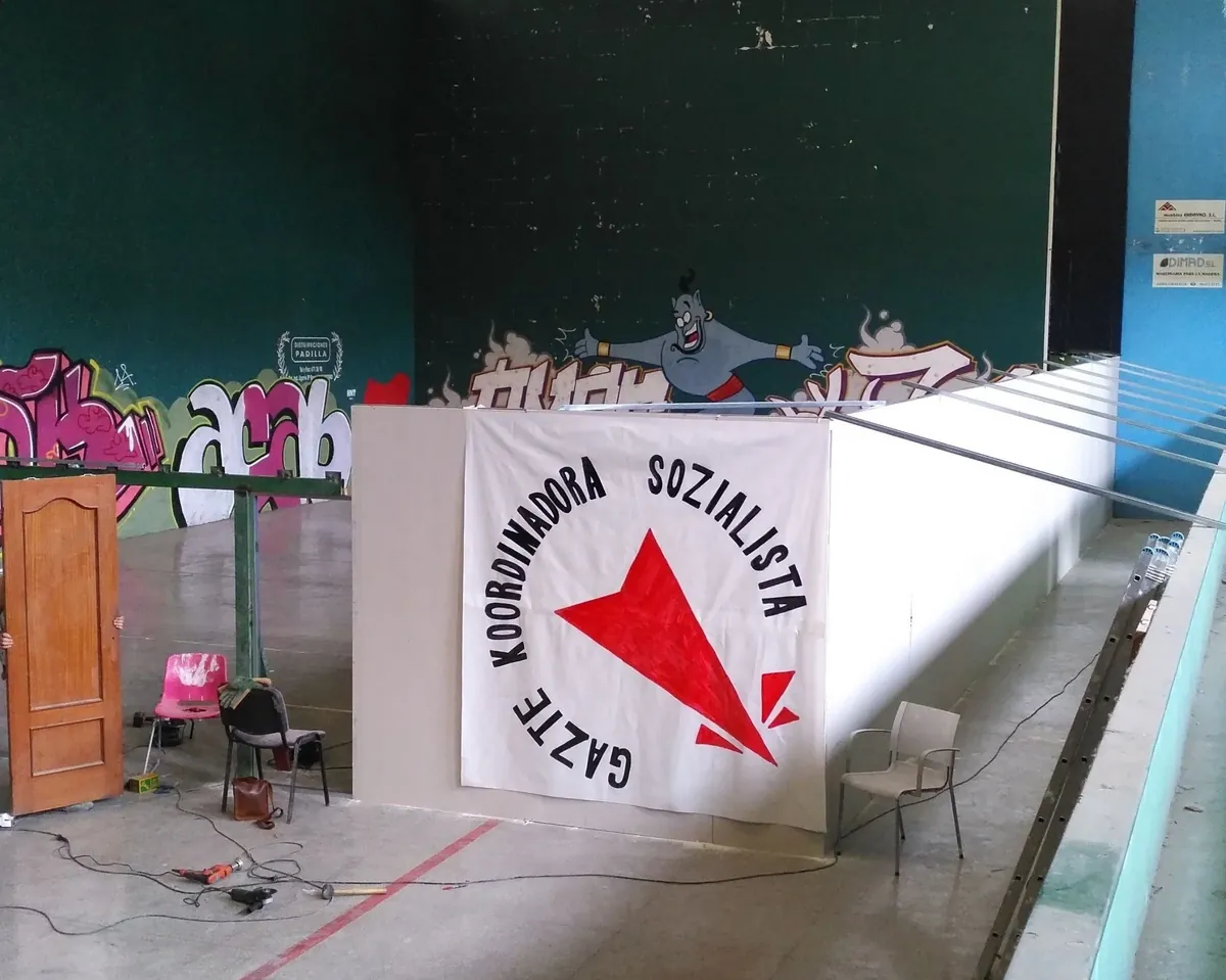 Arrigorriagako Kirolak eraikinean bertako gazte asanbladak egindako erasoak salatu dituzte Itaiak eta GKSk 