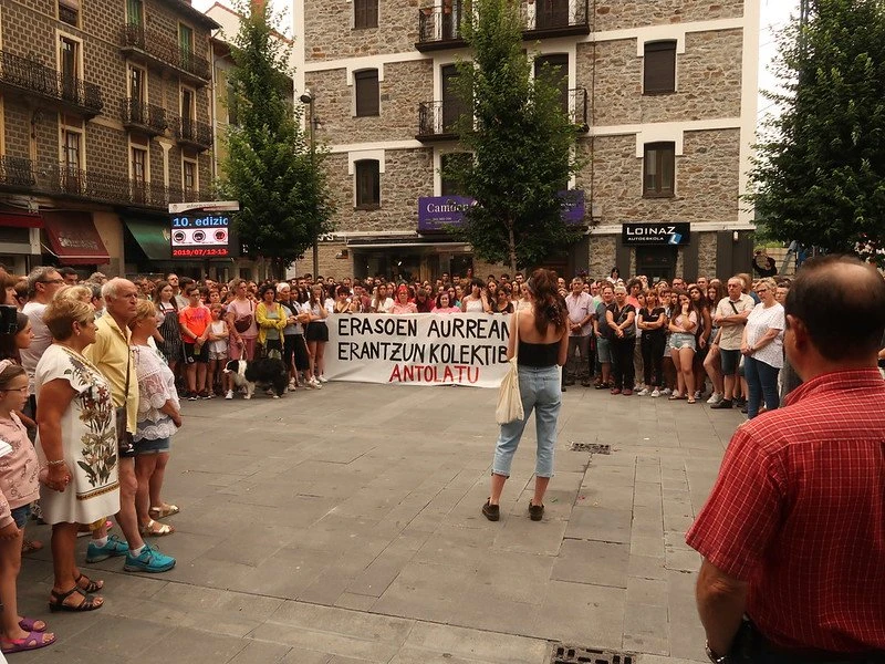 "Emakume langileon aurkako eraso sistematikoak" salatu dituzte Beasaingo bortxaketaren aurrean
