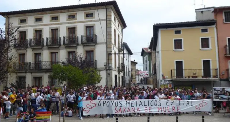 Apoyos Metalicos enpresako 73 langile kaleratze arriskuan daudela salatu dute Altsasun