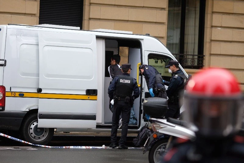 Morazako eraikin okupatuan bizi ziren 32 gazteen etxe kaleratzea salatu dute Donostian