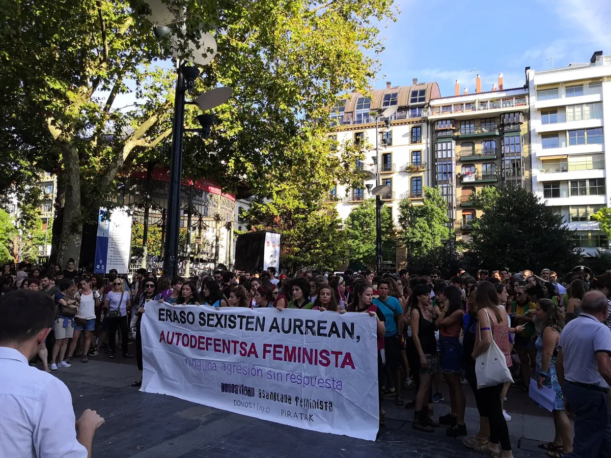 Emakume bat erasotu du bikotekideak Donostian, eta osasun-zentro batean artatu behar izan dute