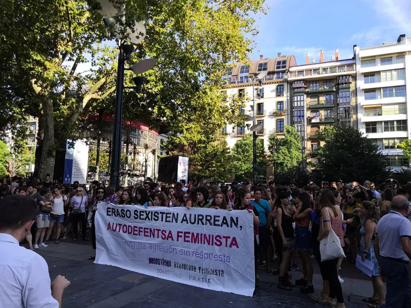 Emakume bat erasotu du bikotekideak Donostian, eta osasun-zentro batean artatu behar izan dute