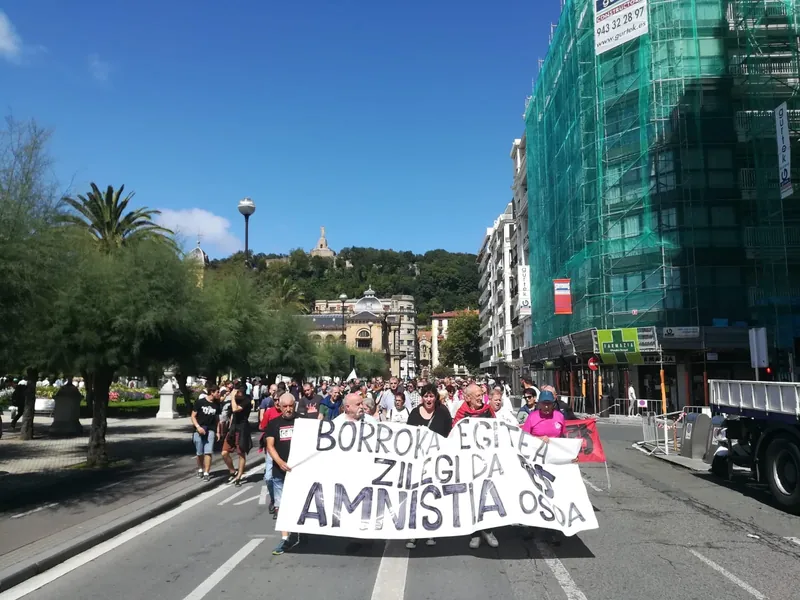 'Borroka egitea zilegi da, amnistia osoa' lelopean, manifestazioa egin dute Donostian