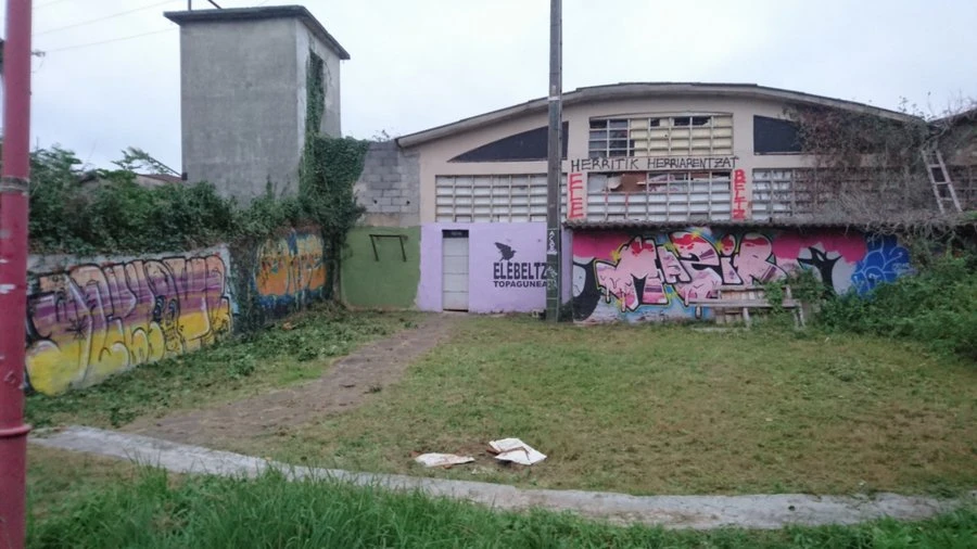 Elebeltz Topaguneko kide bat identifikatu eta hainbat kide galdekatu dituzte Lasarteko udaltzainek