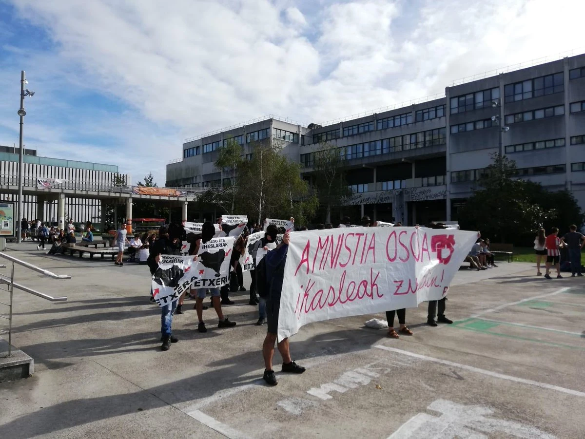 Euskal preso politikoen aldeko kontzentrazioak gauzatu dituzte hainbat ikastetxe eta campusetako ikasleek 