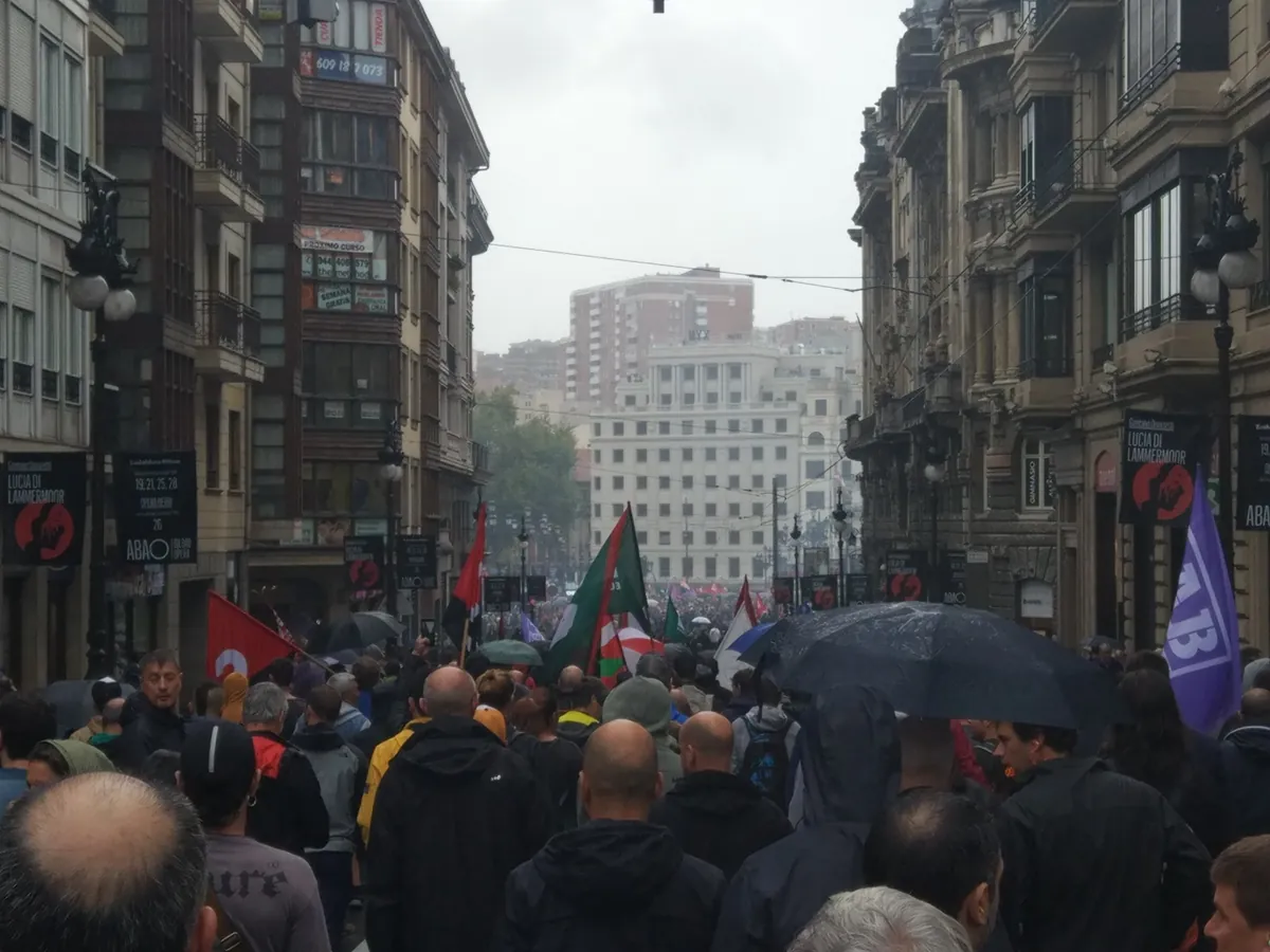 Milaka langilek Bilboko kaleak hartu dituzte metalgintzako bosgarren greba egunean
