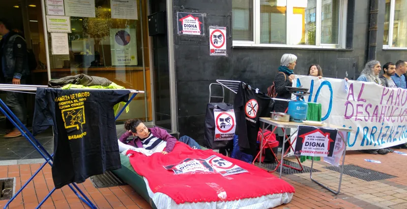 Familia bat etxetik kaleratuko dute Barakaldon