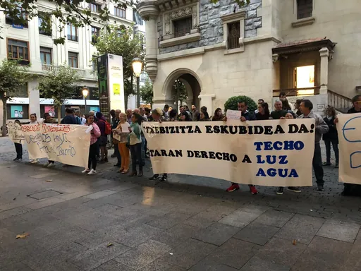 Olarizuko etxebizitza birjabetuetako bizilagunei ura moztu die Gasteizko Udal Gobernuak