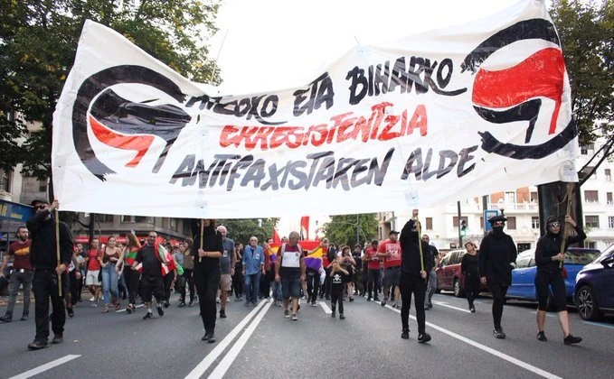 Alarde Antifaxista egin zuten larunbatean Bilbon, hispanitatearen egunaren harira