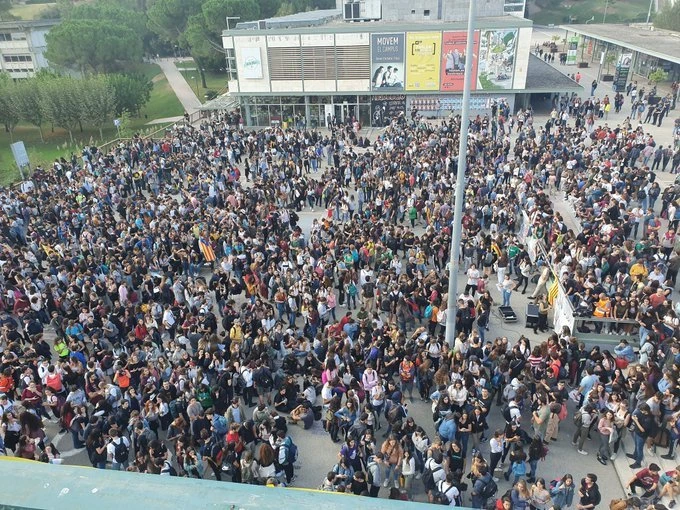 Ikasle Abertzaleek elkarretaratzeak antolatu dituzte campusetan, Kataluniako erreferendumaren auziko epaia dela-eta