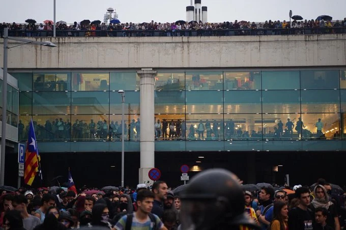 Manifestarien aurka oldartu da polizia Katalunian, Prat aireportuan egindako blokeoan