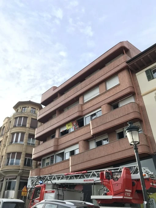 Sutea izan da Gernikako Bloke Naranjan, eta hutsik dago eraikina une honetan